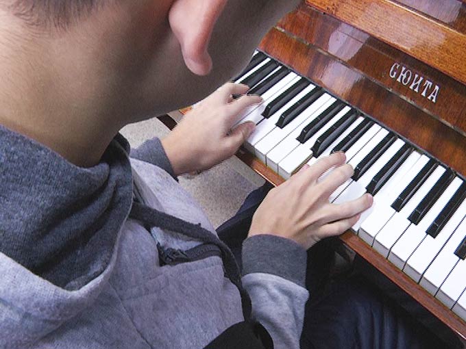 Незрячий 16-летний нижнекамец с ДЦП вопреки всем прогнозам врачей научился играть на фортепиано