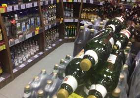 Полиция задержала подозреваемых в кражах из нижнекамских алкомаркетов - НТР 24