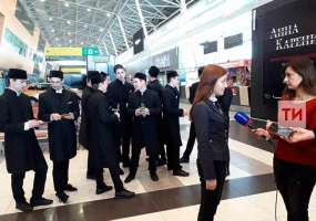 Студенты в образе Габдуллы Тукая в аэропорту Казани угостили пассажиров чак-чаком и прочитали стихи - НТР 24