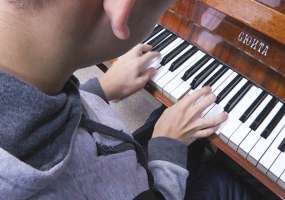 Незрячий 16-летний нижнекамец с ДЦП вопреки всем прогнозам врачей научился играть на фортепиано - НТР 24