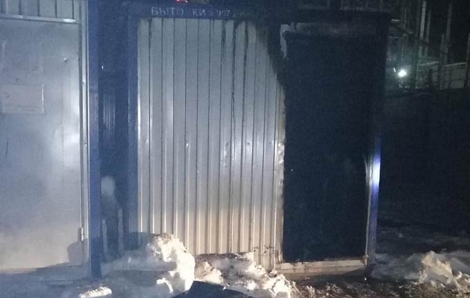 В Нижнекамске на территории промышленной зоны сгорел строительный вагончик