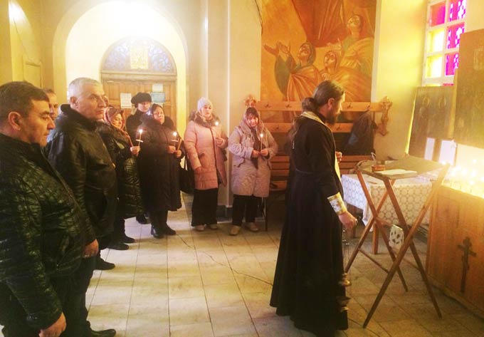Армянская диаспора посетила службу в храме Воскресения Христова, чтобы вспомнить жертв землетрясения