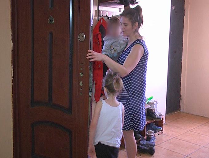 У многодетной матери-одиночки в Нижнекамске дочь сбежала из дома и живет в подъезде