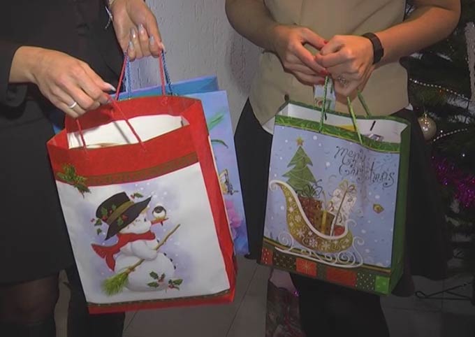 Сотрудники МФЦ и медцентра откликнулись на акцию НТР и принесли подарки детям