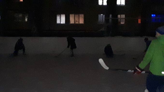 В Нижнекамске дети играют в хоккей в потемках из-за того, что школа экономит на освещении