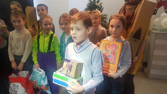 Воспитанники клуба «Алые паруса» подготовили для акции «Стань Дедом Морозом!» подарки для детей