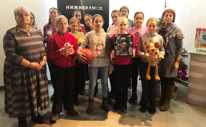 Воспитанники ДЮСШ-1 подарили баскетбольный мяч и другие подарки для акции «Стань Дедом Морозом!»