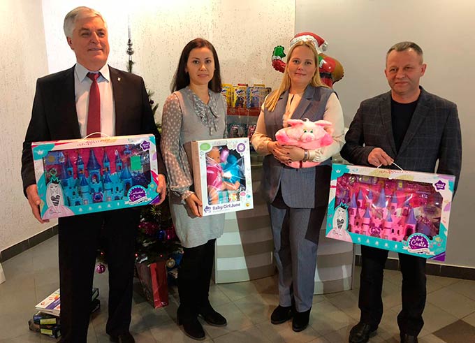 Медики и сотрудники УЗИО передали подарки для акции «Стань Дедом Морозом!»