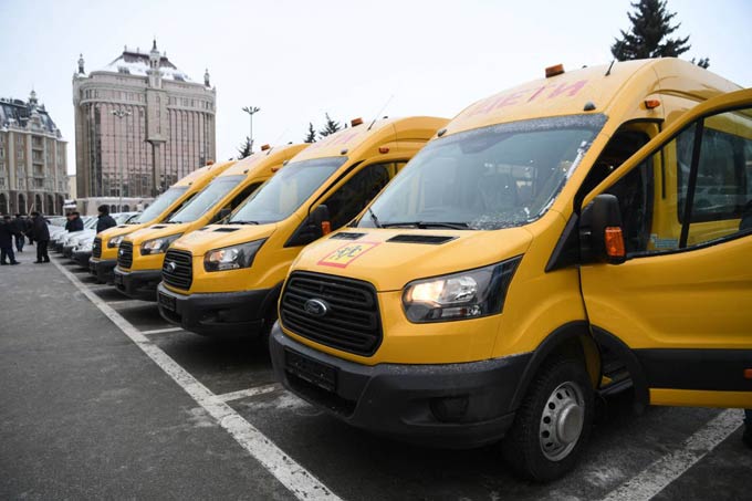 Рустам Минниханов вручил ключи от 57 школьных автобусов учреждениям образования Татарстана