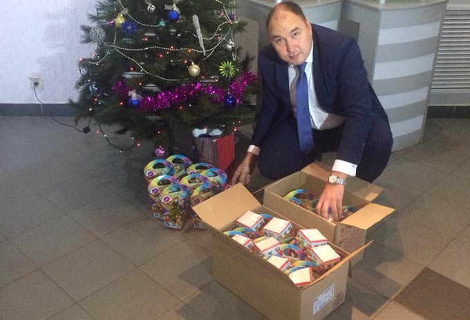 40 подарков для акции «Стань Дедом Морозом» положили под елку сотрудники фирмы «Отражение»