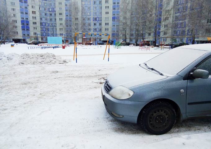 В Нижнекамске автовладельцы превратили футбольное поле в стоянку