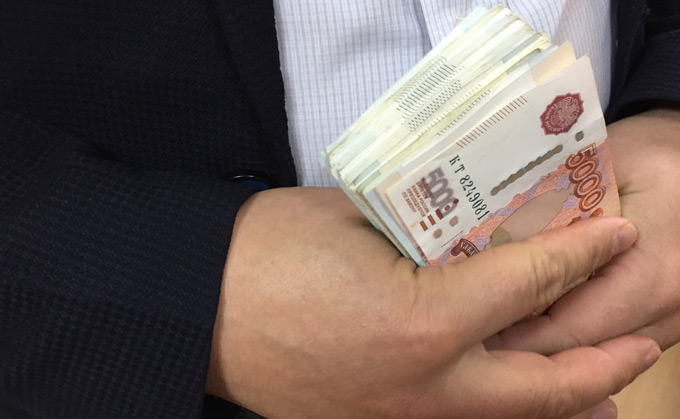 В Нижнекамске директор офиса продаж сотового оператора украл крупную сумму из кассы