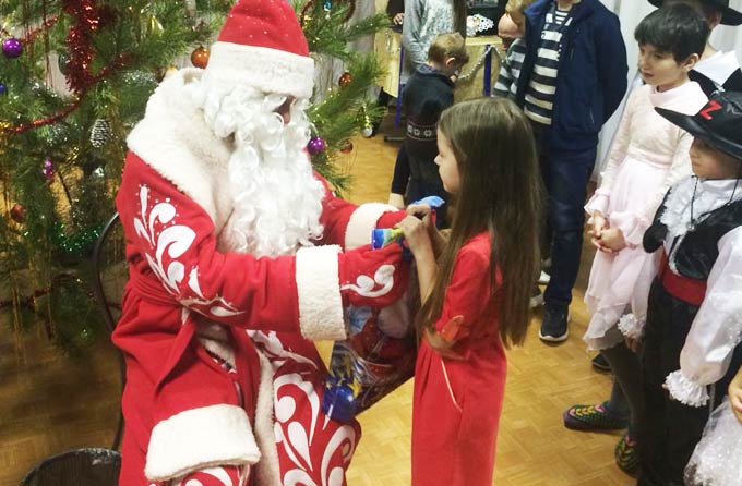 Дед Мороз НТР вручил подарки детям центра «Веста»