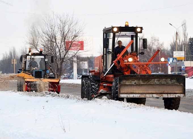 В Нижнекамске 27 спецмашин чистят дороги после ночного снегопада