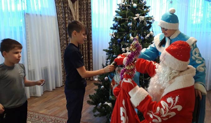 В нижнекамском детдоме Деда Мороза НТР встретили танцами и стихами собственного сочинения