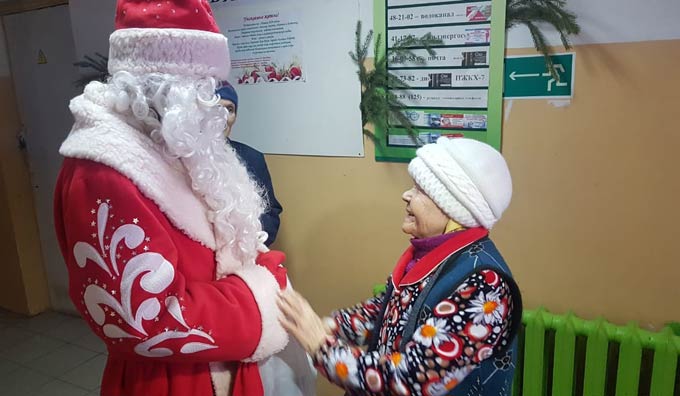Дед Мороз НТР вручил новогодние подарки пожилым людям «Дома ветеранов»