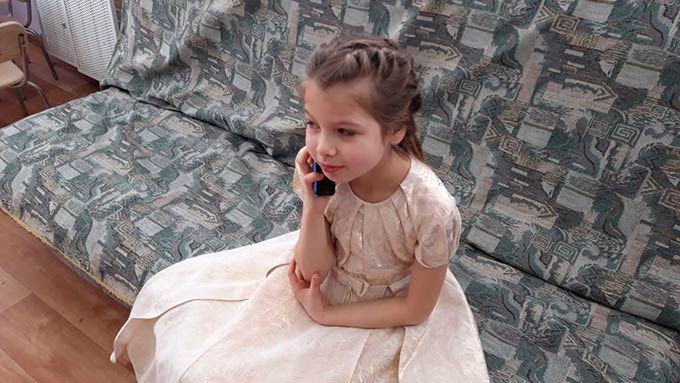 Нижнекамский градоначальник подарил 10-летней Ралине смартфон, чтобы она могла звонить маме в больницу