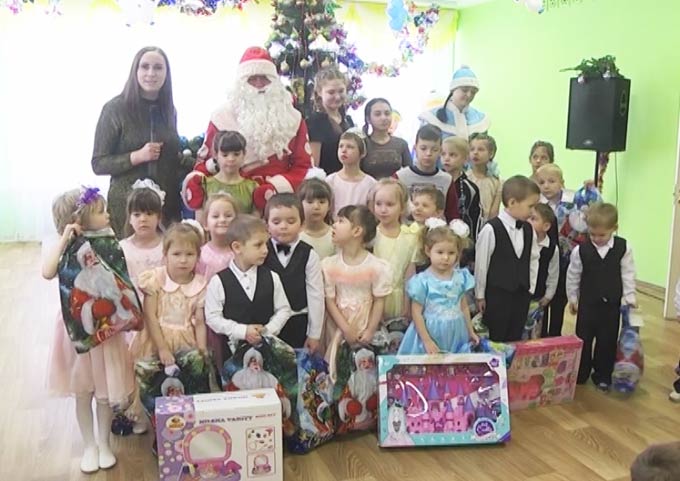 В Нижнекамске новогодние подарки для оказавшихся в трудной ситуации детей собирали всем городом