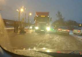 Мужчина, попавший под колеса грузовика на промзоне, получил серьезные травмы - НТР 24