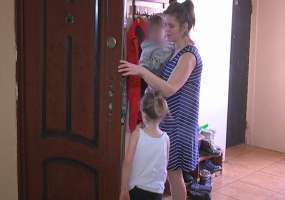 У многодетной матери-одиночки в Нижнекамске дочь сбежала из дома и живет в подъезде - НТР 24