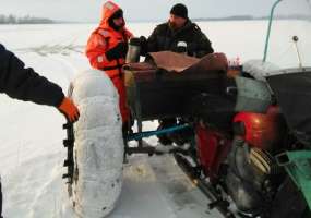 В Нижнекамском районе спасли рыбака, провалившегося в полынью на снегоходе - НТР 24