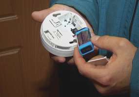 В Нижнекамске сотрудники пожарного гарнизона меняют батарейки в пожарных датчиках - НТР 24