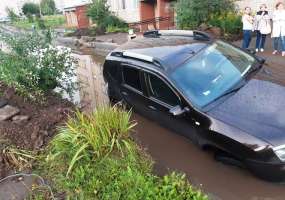 Нижнекамец судится с дорожниками и УК «Жилье» из-за ямы, в которую провалился его автомобиль - НТР 24