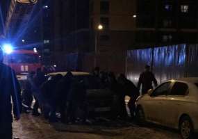 В Татарстане очевидцы пожара вручную перетащили, мешавшую спасателям машину - НТР 24