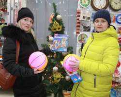 Редакция газеты "Нижнекамская правда" тоже внесла свой вклад в акцию "Стань Дедом Морозом!".