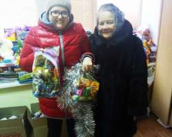 Гузель и Рамзия Вафины принесли подарки для акции "Стань Дедом Морозом!".