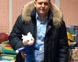 Денис Зелепугин принес подарки для акции "Стань Дедом Морозом!".