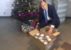 40 подарков для акции «Стань Дедом Морозом» положили под елку сотрудники фирмы «Отражение»