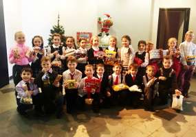 Ученики нижнекамской гимназии №2 купили сладости для акции «Стань Дедом Морозом!»