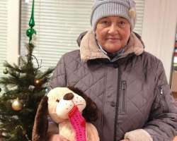 Тамара Зитонова принесла мягкие игрушки для акции "Стань Дедом Морозом!".