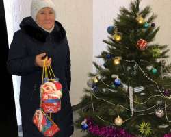 Нурия Зубрина принесла новогодние подарки для акции "Стань Дедом Морозом!".
