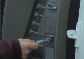 В Нижнекамске молодой человек украл пластиковую карту у подруги и снял с нее деньги - НТР 24