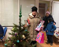 Анна Колосова принесла подарки для акции "Стань Дедом Морозом!".