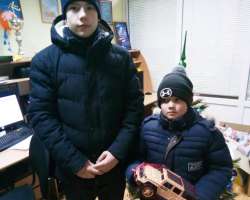 Кирилл и Матвей Дорофеевы принесли машинку на акцию "Стань Дедом Морозом!".