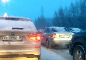 В Нижнекамске пока «химики» и КПБ спорили, кто будет поливать дорогу, возник транспортный коллапс - НТР 24