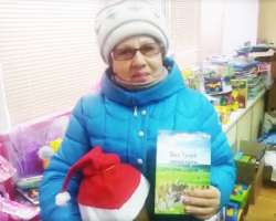 Нижнекамская писательница принесла мед и свою книгу для многодетной семьи.
