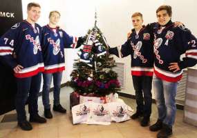 Хоккеисты «Реактора» принесли подарки для акции «Стань Дедом Морозом!»