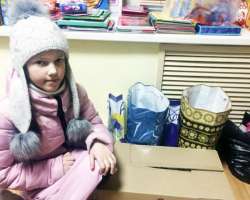 Полина Стаценко принесла коробку сладких подарков для акции "Стань Дедом Морозом!".