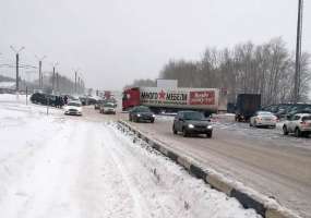 Около Нижнекамска фуру развернуло на скользкой дороге, пострадали несколько автомашин - НТР 24
