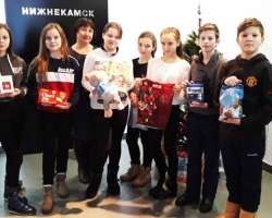 Ученики 6В класса гимназии №32 принесли подарки для акции "Стань Дедом Морозом!".