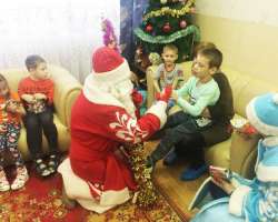 Подарки по акции "Стань Дедом Морозом!" получили дети реабилитационного центра "Надежда".