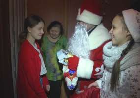 Полицейский Дед Мороз поздравляет в Нижнекамске детей из неблагополучных семей - НТР 24