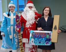 Воспитанникам детского дома вручили подарки в рамках акции "Стань Дедом Морозом!".