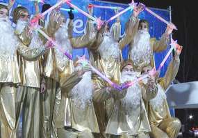 На площади Лемаева в Нижнекамске открылся елочный городок - НТР 24