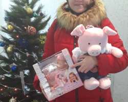 Маме Зариповой Лейсан - воспитанницы центра «Надежда» - вручили подарок в рамках акции «Стань Дедом Морозом!».