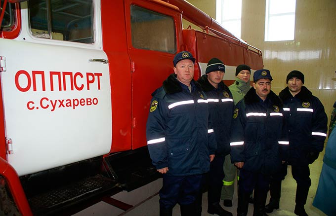 Пожарные Нижнекамского района вызволили из кювета автобус с пассажирами
